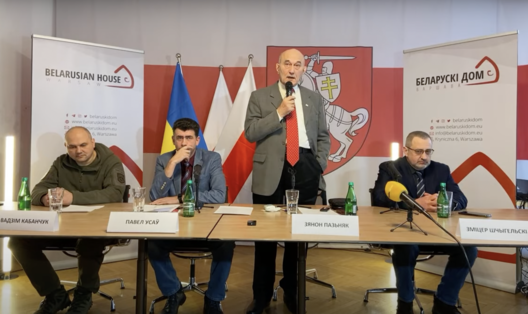 Зянон Пазняк з паплечнікамі на прэс-канферэнцыі. Фота «Н*шай Нівы» Зянон Пазняк з паплечнікамі на прэс-канферэнцыі. Фота «Н*шай Нівы»