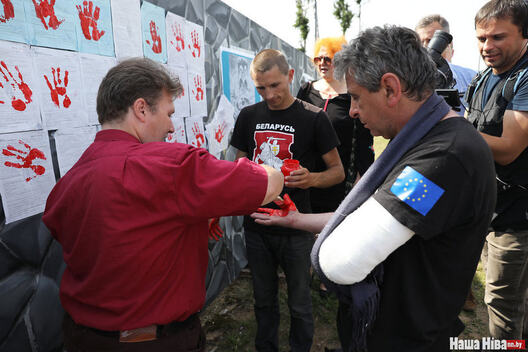 Леанід Кулакоў з гіпсам на Курапацкай варце. Фота «Нашай Нівы» Леанід Кулакоў з гіпсам на Курапацкай варце. Фота «Нашай Нівы»
