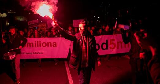 Сербскія пратэстоўцы прайшліся маршам па «тунэлі хлусні»