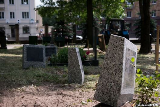 Упарадкаванне тэрыторыі на Вайсковых могілках Упарадкаванне тэрыторыі на Вайсковых могілках