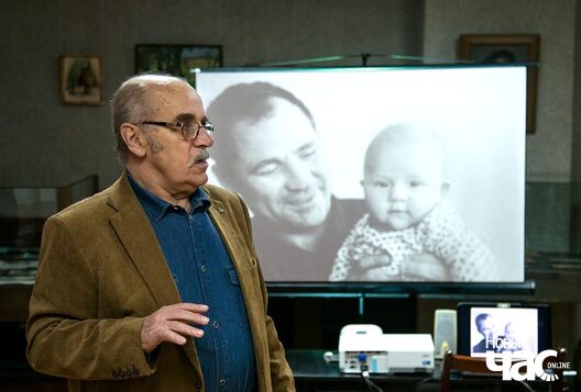 13/20 48358551_2225544967765493_7590221910940581888_o_logo.jpg