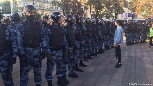 Удзельнік пратэстаў перад ачапленнем паліцыі Удзельнік пратэстаў перад ачапленнем паліцыі