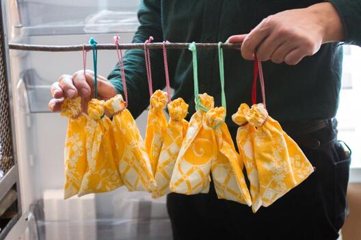 Тут сядзяць кажаны. Мяшэчкі для “Кажанаполіса” пашытыя праектам “Торбашоў” Тут сядзяць кажаны. Мяшэчкі для “Кажанаполіса” пашытыя праектам “Торбашоў”