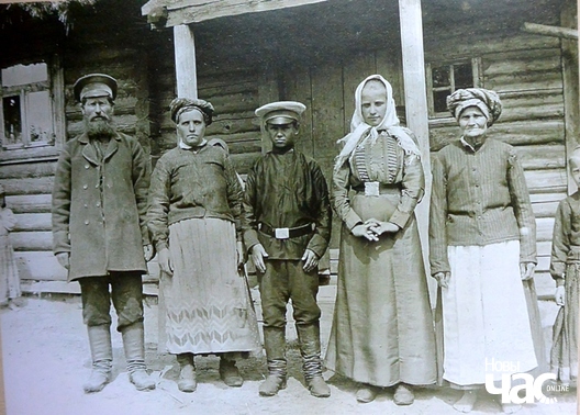 Выбранцы. Стараста з сям’ёй. Варкавічы (Слуцкі павет). Фатограф Ісак Сербаў, 1912 г. Выбранцы. Стараста з сям’ёй. Варкавічы (Слуцкі павет). Фатограф Ісак Сербаў, 1912 г.