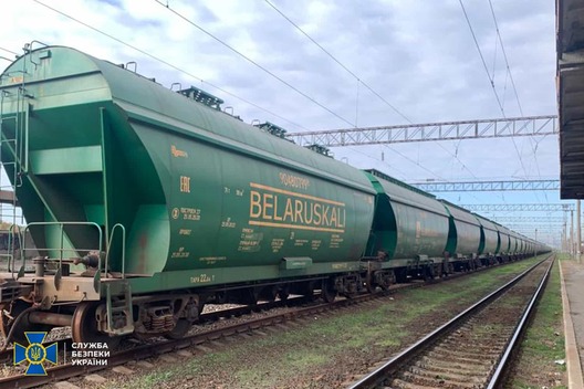 Арыштаваны эшалон з вагонамі-хоперамі «Беларуськалія». Фота СБУ Арыштаваны эшалон з вагонамі-хоперамі «Беларуськалія». Фота СБУ