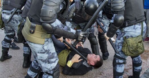 Расія: На дызайнера, якому зламалі нагу перад акцыяй 27 ліпеня, завялі справу