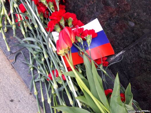 Разам з кветкамі да помніка Леніна клалі расійскія трыкалёры Разам з кветкамі да помніка Леніна клалі расійскія трыкалёры