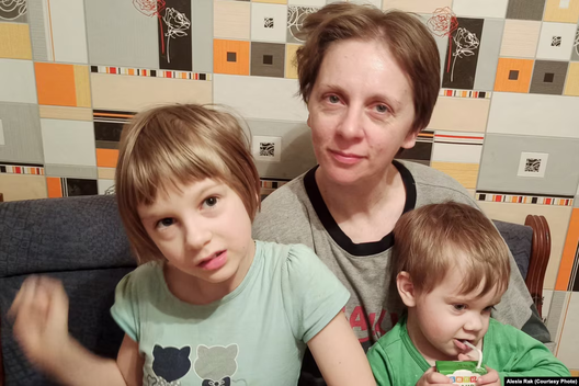 Фота з прыватнага архіву. Алеся Рак зь дзецьмі падчас зьняволеньня Андрэя Фота з прыватнага архіву. Алеся Рак зь дзецьмі падчас зьняволеньня Андрэя