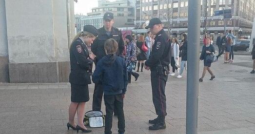 На мачаху затрыманага ў Маскве хлопчыка склалі пратакол аб непадпарадкаванні паліцыі