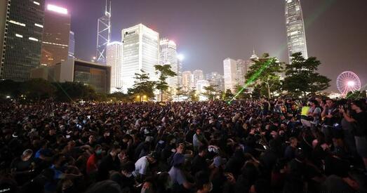 У Ганконгу шматтысячным мітынгам узгадалі «рэвалюцыю парасонаў»