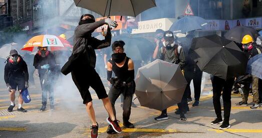 Ганконг: пратэстоўцы ўчыняюць пагромы і ўзводзяць барыкады на вуліцах