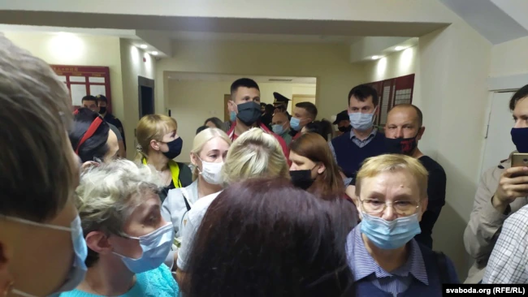 У судзе Кастрычніцкага раёну перад абвяшчэннем прысуду фігурантам «справы Ціханоўскага» У судзе Кастрычніцкага раёну перад абвяшчэннем прысуду фігурантам «справы Ціханоўскага»