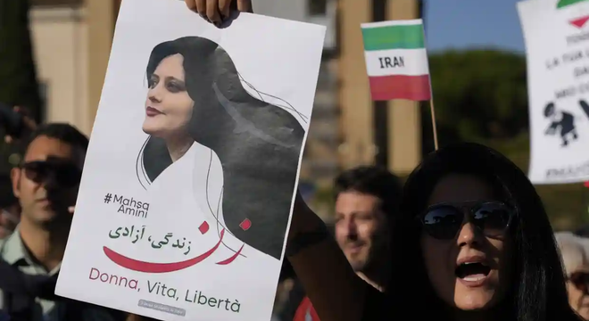 У Іране пратэсты даюць плён Пратэсты даюць плён. У Іране лібералізуюць закон аб нашэнні хіджаба і скасавалі паліцыю нораваў