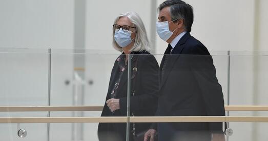 Экс-прэм'ер Францыі атрымаў год турмы і вялізны штраф за выплаты жонцы