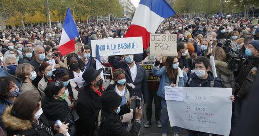 У Парыжы на акцыю памяці забітага настаўніка выйшлі тысячы чалавек