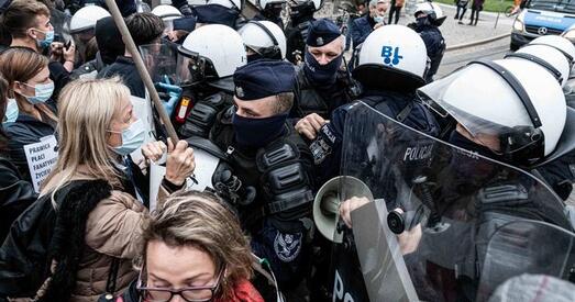 У Польшчы тысячы чалавек пратэставалі супраць забароны абортаў