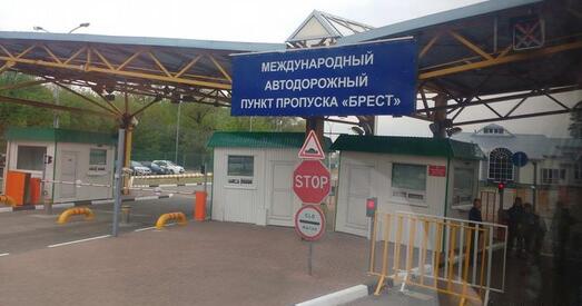 Адмяняць абмежаванні на выезд і ўезд у Беларусь наземным транспартам не плануюць