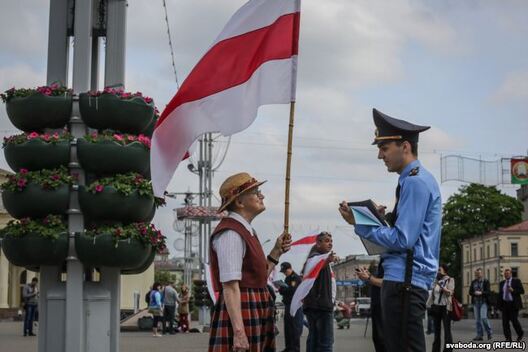 Ніна Багінская на акцыі «Праспект нацыянальнага сцяга», 14 траўня 2016 году Ніна Багінская на акцыі «Праспект нацыянальнага сцяга», 14 траўня 2016 году