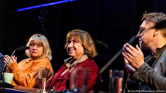 Святлана Алексіевіч (у цэнтры) падчас дыскусіі пасля прэм'еры спектакля паводле яе рамана «Цынкавыя хлопчыкі» ў нямецкім тэатры Святлана Алексіевіч (у цэнтры) падчас дыскусіі пасля прэм'еры спектакля паводле яе рамана «Цынкавыя хлопчыкі» ў нямецкім тэатры