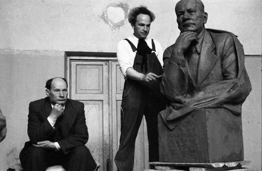 Якуб Колас у майстэрні Заіра Азгура, 1949 год Якуб Колас у майстэрні Заіра Азгура, 1949 год 
