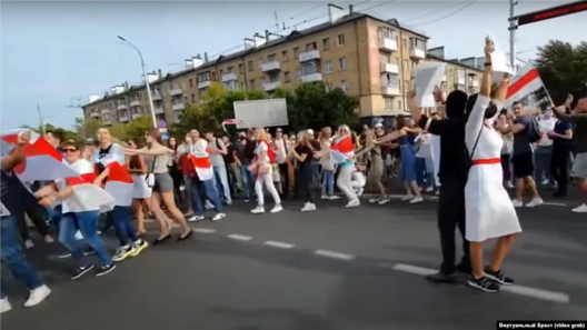 Карагод у Берасці на пратэстах 13 верасня Карагод у Берасці на пратэстах 13 верасня