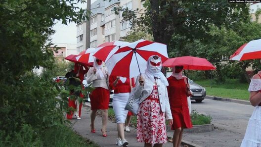 Жанчыны з бел-чырвона-белымі парасонамі, Мінск, 7 верасня 2021 года Жанчыны з бел-чырвона-белымі парасонамі, Мінск, 7 верасня 2021 года