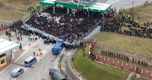 12 польскіх сілавікоў атрымалі раненні падчас штурму мігрантамі мяжы