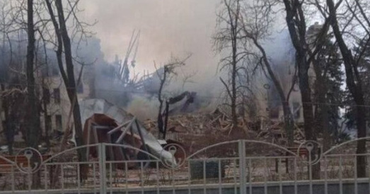 Бамбасховішча ў Марыупалі вытрымала, людзей дастаюць з-пад завалаў