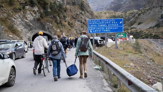 Дарога на КПП Верхні Ларс паміж Грузіяй і Расіяй (28 верасня 2022 года). Многія расейцы беглі ў Грузію пасля абвяшчэння мабілізацыі. Фота: Daro Sulakauri/Getty Images Дарога на КПП Верхні Ларс паміж Грузіяй і Расіяй (28 верасня 2022 года). Многія расейцы беглі ў Грузію пасля абвяшчэння мабілізацыі. Фота: Daro Sulakauri/Getty Images