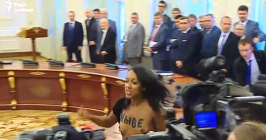 Аголеная дзяўчына крычала «Жыве Беларусь!» на сустрэчы Лукашэнкі з Парашэнкам