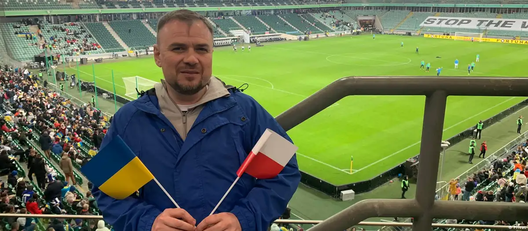 Аляксандр Фруман на стадыёне з украінскім і польскім сцягамі. Фота: Privat Аляксандр Фруман на стадыёне з украінскім і польскім сцягамі. Фота: Privat