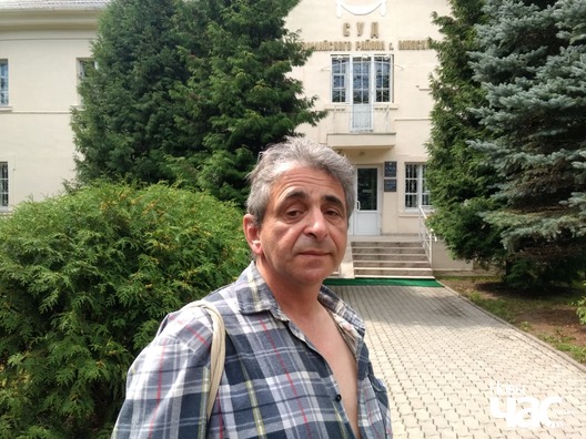 Леанід Кулакоў ля суда Першамайскага раёна. Фота Арцёма Лявы Леанід Кулакоў ля суда Першамайскага раёна. Фота Арцёма Лявы