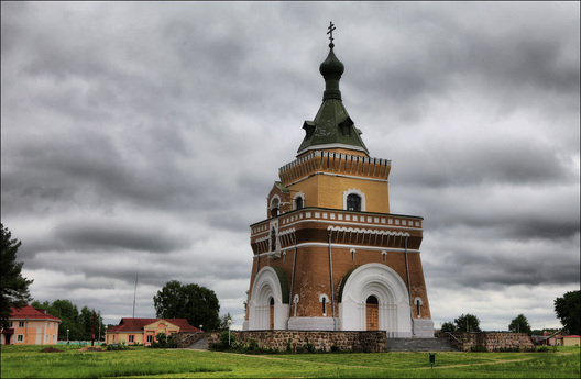 Свята-Петрапаўлаўская мемарыяльная капліца-храм у вёсцы Лясная пад Слаўгарадам. Крыніца —wikipedia.org Свята-Петрапаўлаўская мемарыяльная капліца-храм у вёсцы Лясная пад Слаўгарадам. Крыніца —wikipedia.org
