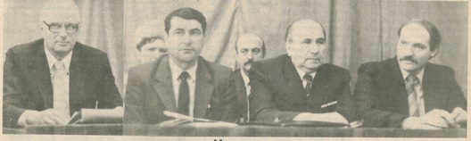 Яўсей Карнееў, Уладзімір Громаў, Вітольд Буевіч і Аляксандр Лукашэнка падчас перадвыбарчай кампаніі, 1990 год. Крыніца: Ударны фронт. Яўсей Карнееў, Уладзімір Громаў, Вітольд Буевіч і Аляксандр Лукашэнка падчас перадвыбарчай кампаніі, 1990 год. Крыніца: Ударны фронт. 