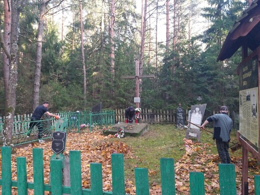 Вілейскія актывісты прыбіраюцца на могілках. Фота Аляксея Сюдака Вілейскія актывісты прыбіраюцца на могілках. Фота Аляксея Сюдака