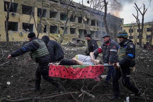 Бамбардзіроўка радзільні. Фота Яўгена Малалеткі Бамбардзіроўка радзільні. Фота Яўгена Малалеткі