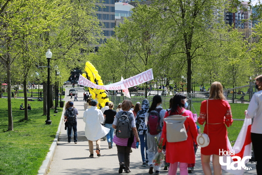 Марш і ўскладанне кветак каля памятнай дошкі, усталяванай украінскай дыяспарай на 5 гадавіну катастрофы ў парку Boston Common. Марш і ўскладанне кветак каля памятнай дошкі, усталяванай украінскай дыяспарай на 5 гадавіну катастрофы ў парку Boston Common.