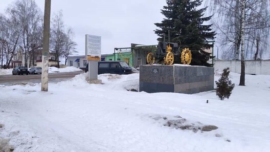Ходнік каля рарытэтнага трактара замецены снегам. Фота аўтара. Ходнік каля рарытэтнага трактара замецены снегам. Фота аўтара.