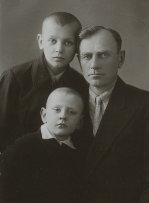 Міхаіл Мароз з сынамі Міхаілам і Андрэем у 1937 годзе. Фота прадастаўлена Клімам Батароевым Міхаіл Мароз з сынамі Міхаілам і Андрэем у 1937 годзе. Фота прадастаўлена Клімам Батароевым