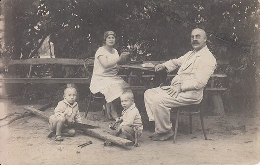 Аляксандр Уласаў з жонкай Аляксандрай і пасынкамі Дзімам і Алегам Аляксандр Уласаў з жонкай Аляксандрай і пасынкамі Дзімам і Алегам