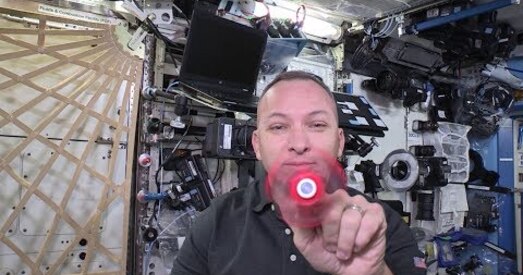 Астранаўты NASA паказалі трук са спінерам (відэа)