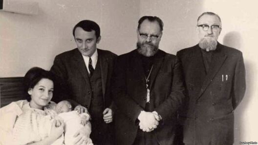 Віржыні Шыманец, Мары Шыманец, Лявон Шыманец, біскуп Часлаў Сіповіч, айцец Леў Гарошка. Віржыні Шыманец, Мары Шыманец, Лявон Шыманец, біскуп Часлаў Сіповіч, айцец Леў Гарошка.