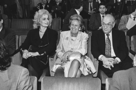 Віктар Карчной з жонкай і маці Віктар Карчной з жонкай і маці