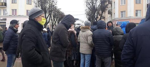 Актывісты пад дажджом на плошчы, Брэст, b-g.by Актывісты пад дажджом на плошчы, Брэст, b-g.by