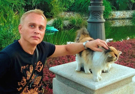 Гэту найпрыгажэйшую маладую трохкаляровую кошку я ўсё лета сустракаў на тэрыторыі аднаго гандлёва-забаўляльнага комплексу на ўсходзе Пекіна Гэту найпрыгажэйшую маладую трохкаляровую кошку я ўсё лета сустракаў на тэрыторыі аднаго гандлёва-забаўляльнага комплексу на ўсходзе Пекіна