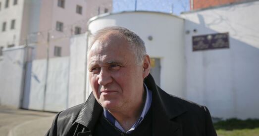 «Гэта спроба выціснуць нас з краіны», — Статкевіч пра «гульню суткамі», штрафы і пагрозу знесці дом