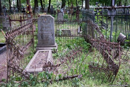 Занядбаная магіла на Вайсковых могілках Занядбаная магіла на Вайсковых могілках