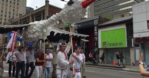 Беларусы Таронта зрабілі з паперы 11-метровага бусла