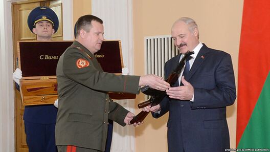 Міністар абароны Беларусі Андрэй Раўкоў дорыць Аляксандру Лукашэнку аўтамат Калашнікава, 19 лютага 2015 году Міністар абароны Беларусі Андрэй Раўкоў дорыць Аляксандру Лукашэнку аўтамат Калашнікава, 19 лютага 2015 году
