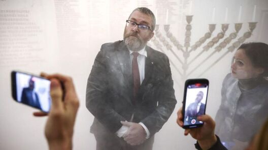 Браўн пагасіў менору. Фота Getty Images Браўн пагасіў менору. Фота Getty Images